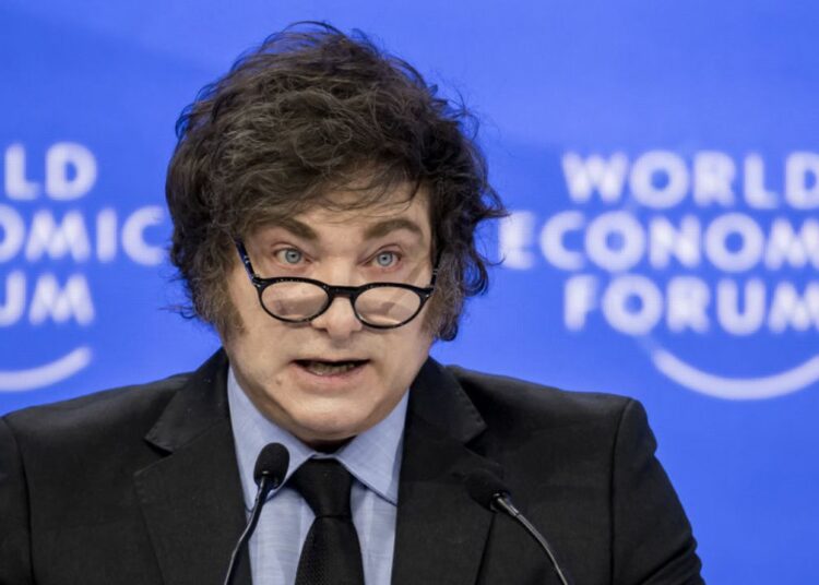 Milei planea eliminar feminicidio de Código Penal argentino y se alinea con Trump contra diversidad