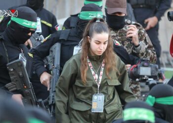 Hamás libera a ocho rehenes más pero Israel suspende la liberación de prisioneros tras una caótica entrega