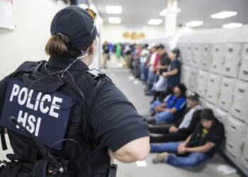 Casi 1.000 detenidos en una jornada en redadas migratorias en EE.UU.