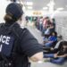 Casi 1.000 detenidos en una jornada en redadas migratorias en EE.UU.