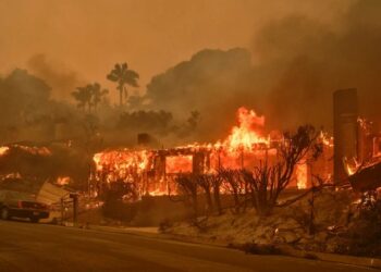 Los Ángeles emitió nueva orden de evacuación mientras el fuego se expande hacia el este