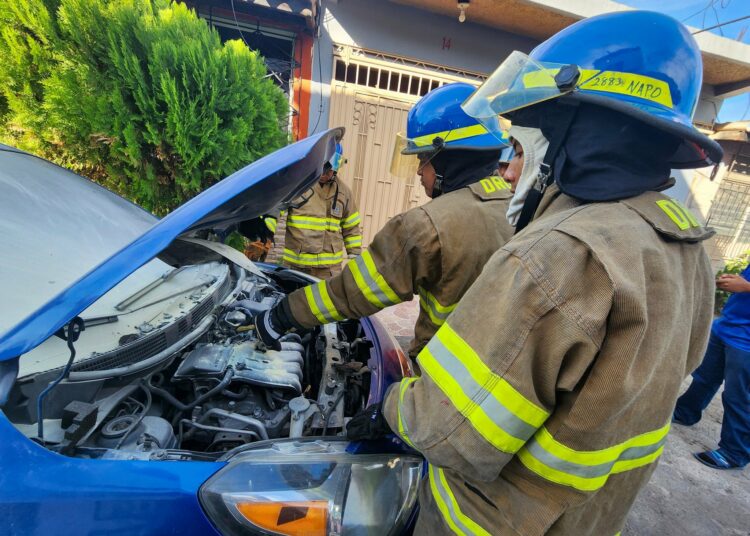 Bomberos atiende vehículo en llamas en San Miguel