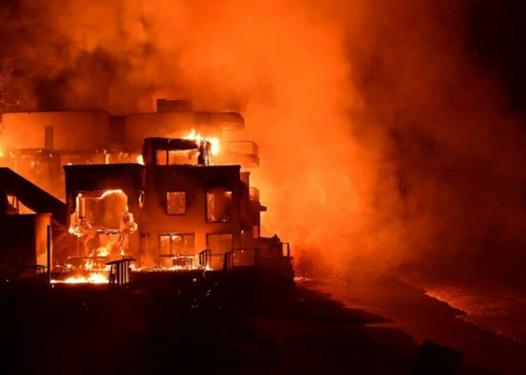 Los incendios en el sur de California amenazan el suministro de petróleo y gas en el oeste de EEUU