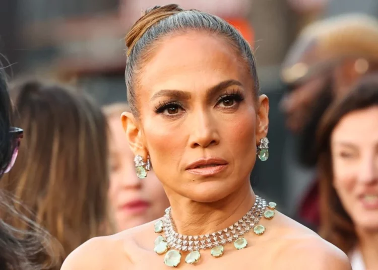 Jennifer López ha tenido que mantener unida a su familia tras ‘relaciones difíciles’