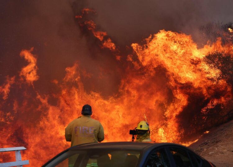 Unas 30.000 personas evacuadas por incendio en Los Ángeles