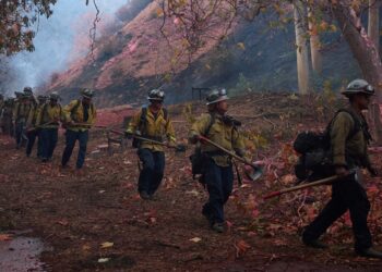 Bomberos de Los Ángeles alertas por más vientos peligrosos