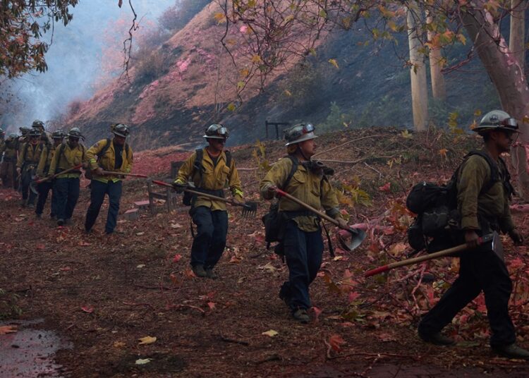 Bomberos de Los Ángeles alertas por más vientos peligrosos
