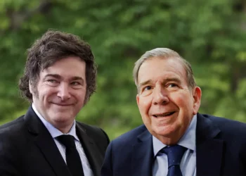 Edmundo González Urrutia viaja a Argentina mientras que Venezuela ofrece recompensa por su captura