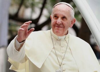 El papa Francisco sufrió una caída sin fracturas pero le inmovilizaron el brazo por precaución