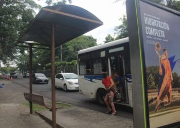 Inician remodelación de paradas de buses en el Centro Histórico de San Salvador para la mejora del servicio de transporte público