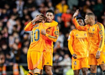 Remontada agónica del Real Madrid en Valencia para empezar el año y dormir líder