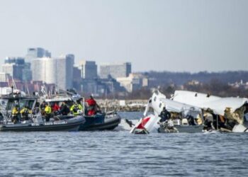 Recuperan 41 cuerpos del río Potomac, 28 víctimas de la colisión aérea en Washington ya fueron identificadas