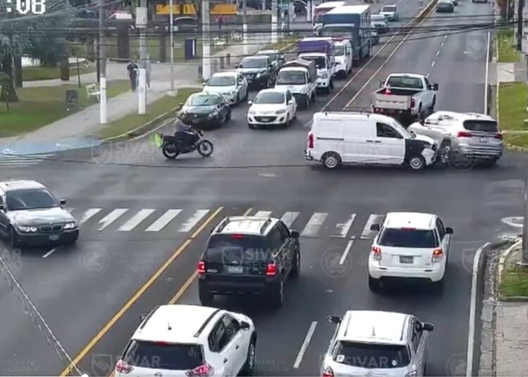 Sistema de videovigilancia capta accidente de tránsito en redondel Beethoven