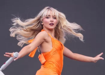 Sabrina Carpenter alcanza un hito en las listas de radio con tres éxitos simultáneos en el Top 10