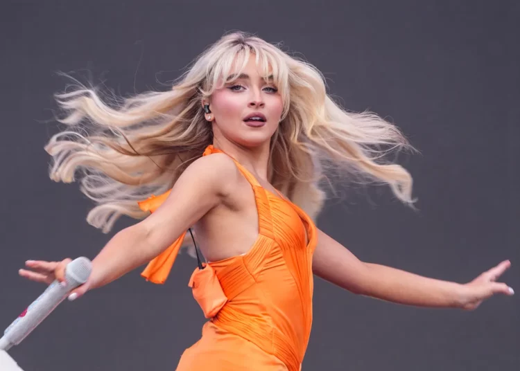 Sabrina Carpenter alcanza un hito en las listas de radio con tres éxitos simultáneos en el Top 10