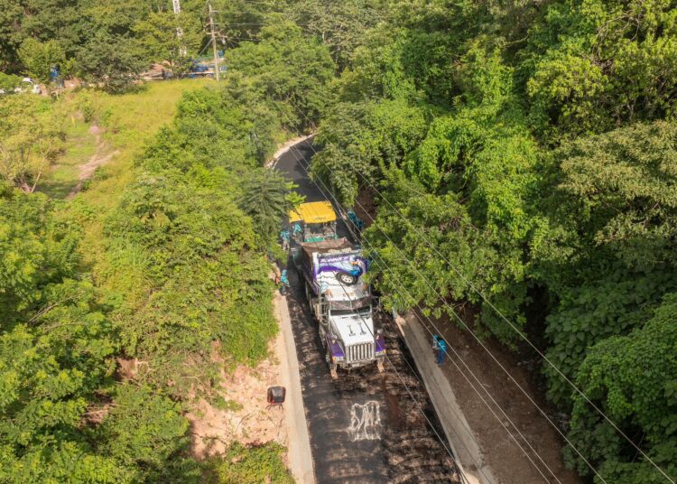 DOM transforma calles de tierra en modernas vías asfaltadas en San José Villanueva