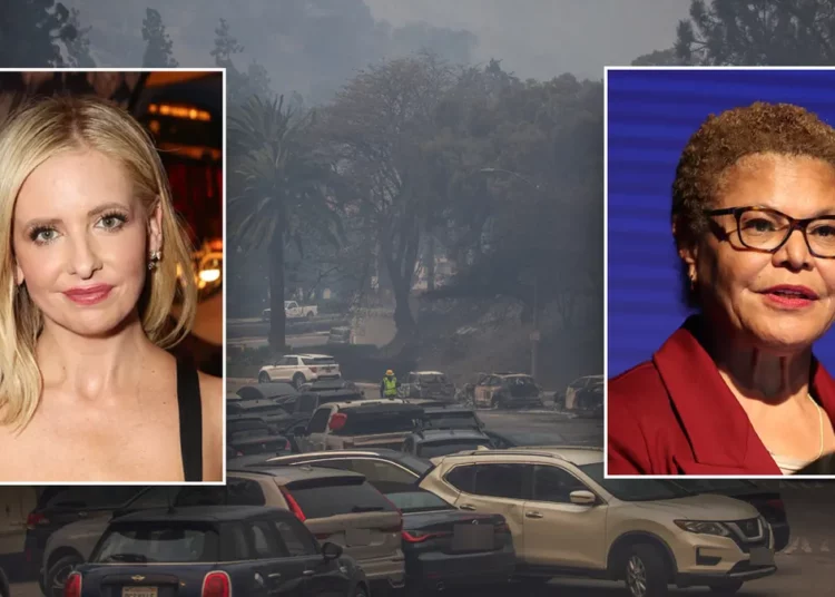 Sarah Michelle Gellar critica a Karen Bass, alcaldesa de Los Ángeles, por su gestión de los incendios forestales