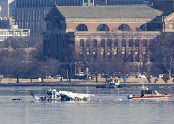 No hay sobrevivientes en colisión entre avión comercial y helicóptero cerca de Washington