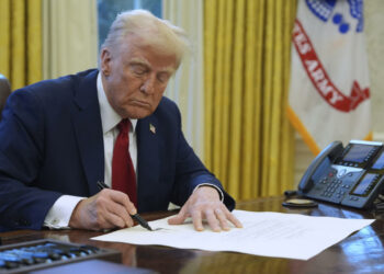 Trump dice que aranceles a China, Canadá y México a partir de mañana