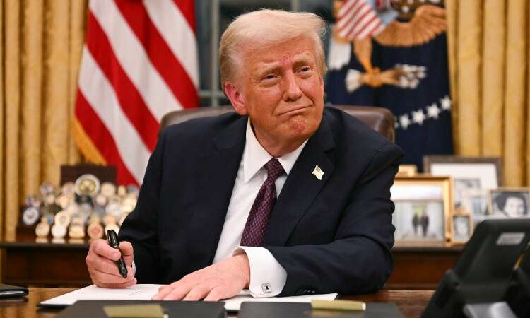 Trump firma una orden ejecutiva para crear una reserva nacional de criptodivisas
