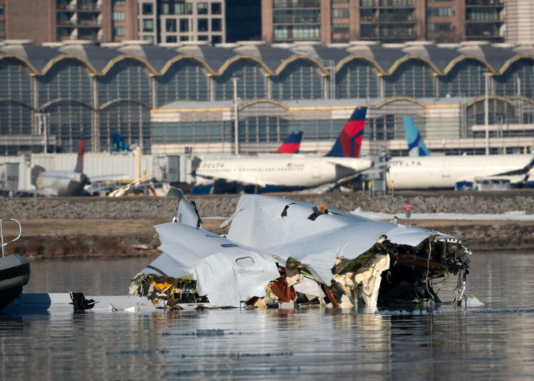 Tripulación de helicóptero que chocó con avión en Washington quizá no escuchó instrucción de la torre