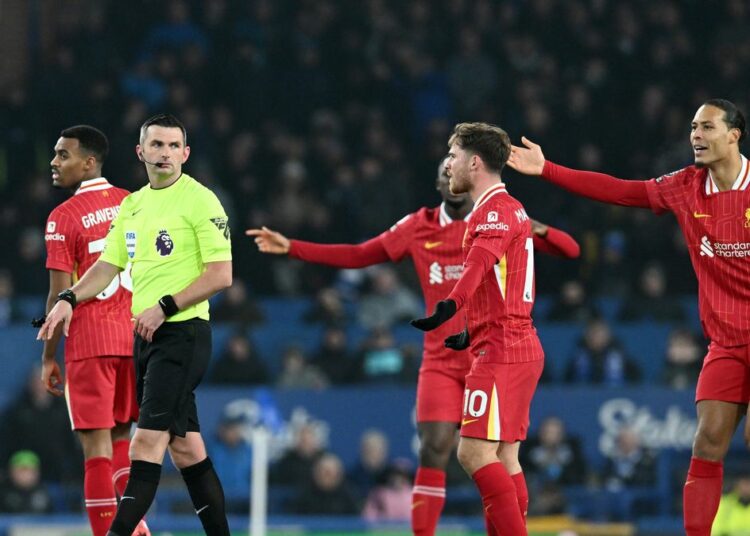 Sigue el escándalo tras el polémico Everton-Liverpool: la desafiante frase al árbitro y el jugador que denunció insultos racistas