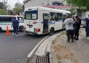 Persona pierde la vida dentro de microbús de la ruta 6A