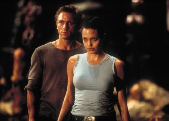 Angelina Jolie revela que su icónico papel en ‘Tomb Raider’ la obligó a dejar de fumar y a cambiar su rutina física