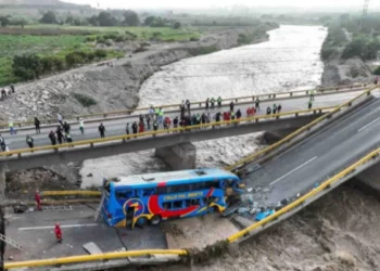 Dos muertos y más de 40 heridos tras colapsar puente con Bus de pasajeros en Perú
