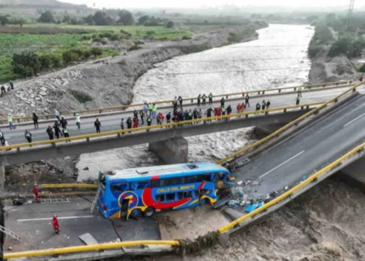 Dos muertos y más de 40 heridos tras colapsar puente con Bus de pasajeros en Perú