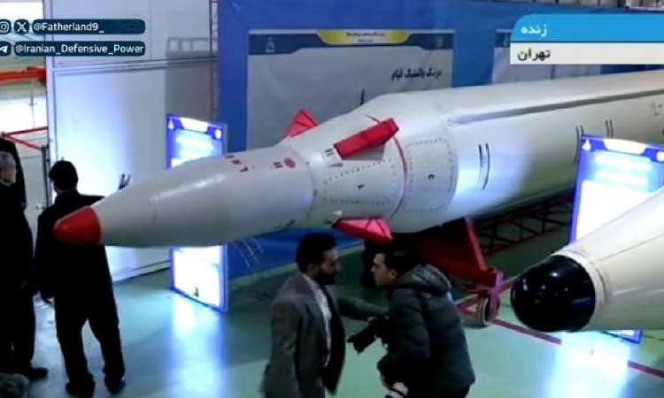Irán revela nuevo misil balístico en una muestra de fuerza