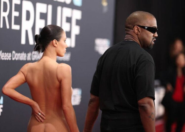 Grammy Awards 2025: Bianca Censori, la esposa de Kanye West, se mostró totalmente desnuda en la alfombra roja