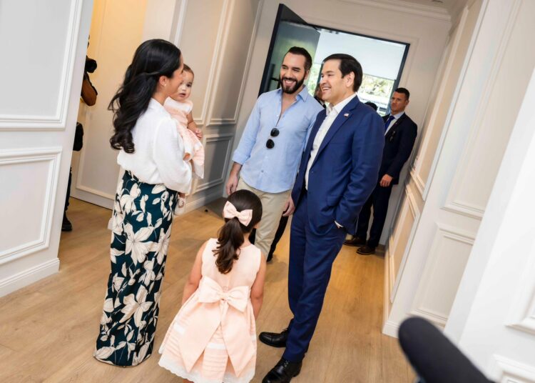 Presidente Bukele y su familia dan la bienvenida al Secretario de Estado de EEUU