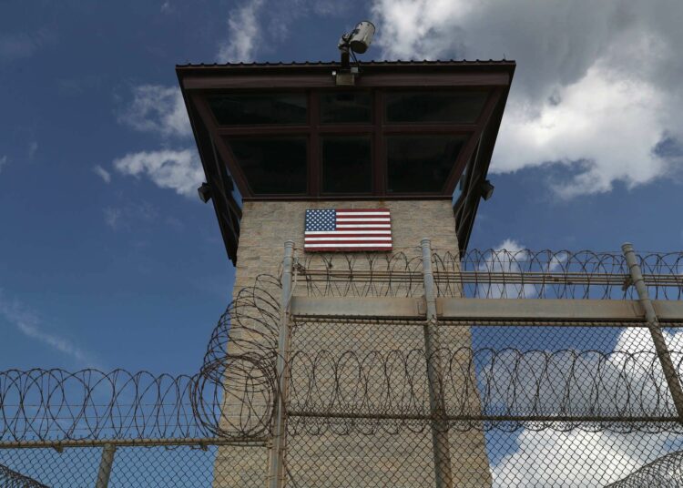 EE.UU. inicia los vuelos con migrantes a Guantánamo