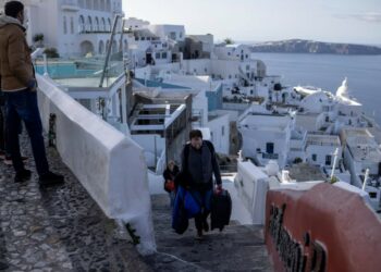 Terremotos siguen sacudiendo cada pocos minutos la isla volcánica de Santorini en Grecia