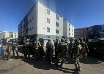 ICE utilizó granadas aturdidoras y decenas de agentes pra detener a más de 100 miembros del Tren de Aragua