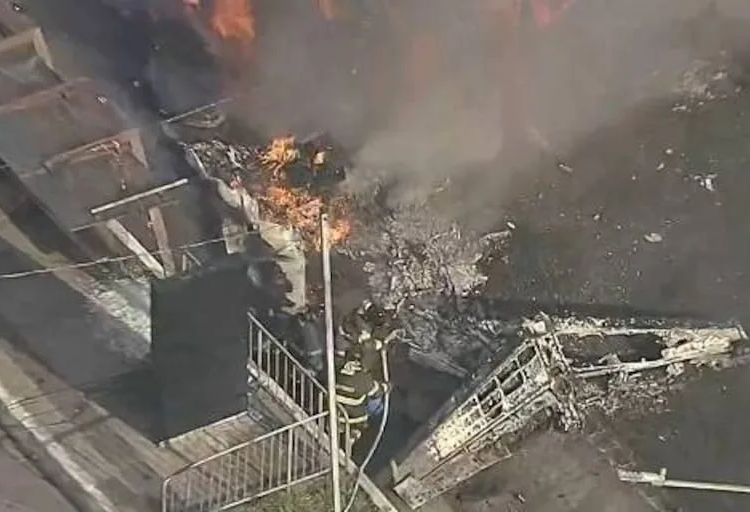 Cae avioneta sobre vehículos en una avenida en Brasil