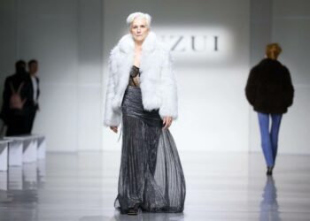 La madre de Elon Musk volvió a las pasarelas de la Semana de la Moda de Nueva York