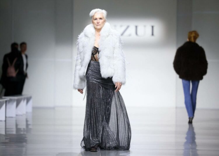 La madre de Elon Musk volvió a las pasarelas de la Semana de la Moda de Nueva York