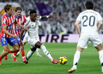 Real Madrid y Atlético empatan un derbi con polémica arbitral