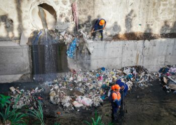San Salvador Centro combate desechos voluminosos con operativo de limpieza en quebrada Arenal Monserrat