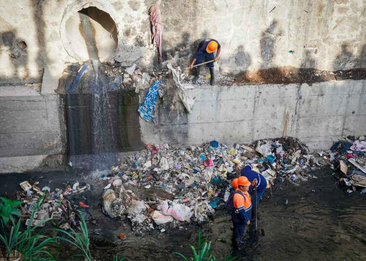 San Salvador Centro combate desechos voluminosos con operativo de limpieza en quebrada Arenal Monserrat