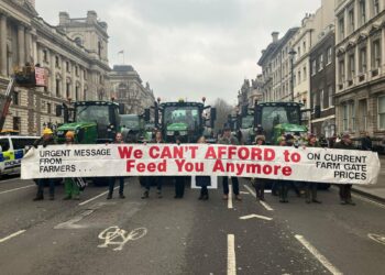 Cientos de granjeros se manifiestan en contra de impuestos en Reino Unido