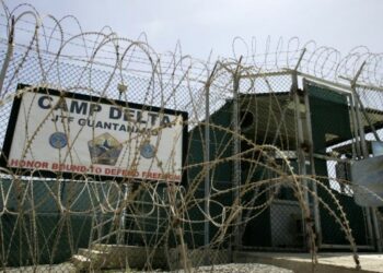 Cuba exige a EE.UU. la devolución de Guantánamo ante la llegada de «inmigrantes esposados»