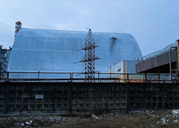 Zelenski: dron ruso impacta contenedor nuclear de Chernóbil