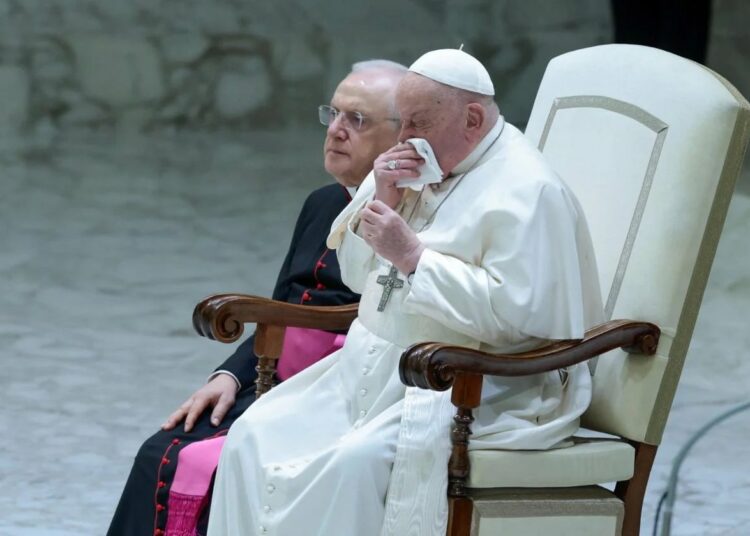 Papa Francisco es hospitalizado en Roma por bronquitis