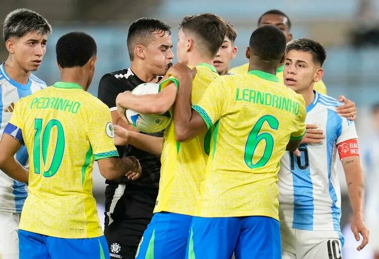 Escandaloso final del empate entre Argentina y Brasil en el Sudamericano Sub 20