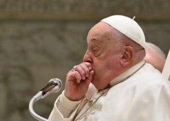 Papa Francisco tuvo «noche tranquila» tras ser hospitalizado