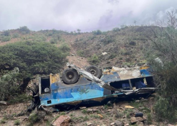 Al menos 30 muertos luego de que un bus cayera por un barranco en Bolivia