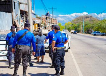 Despejan carretera a Metapán ocupada por recicladoras que obstruían el paso